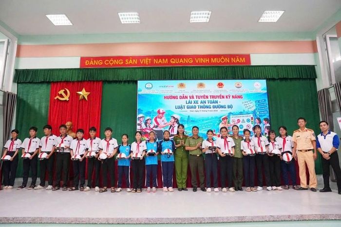Ban Thanh niên Công an Tp. Huế tổ chức tuyên truyền Luật Trật tự, an toàn giao thông đường bộ, phòng, chống ma túy và hướng dẫn kỹ năng lái xe an toàn cho học sinh Trường THCS Mỹ Thượng.