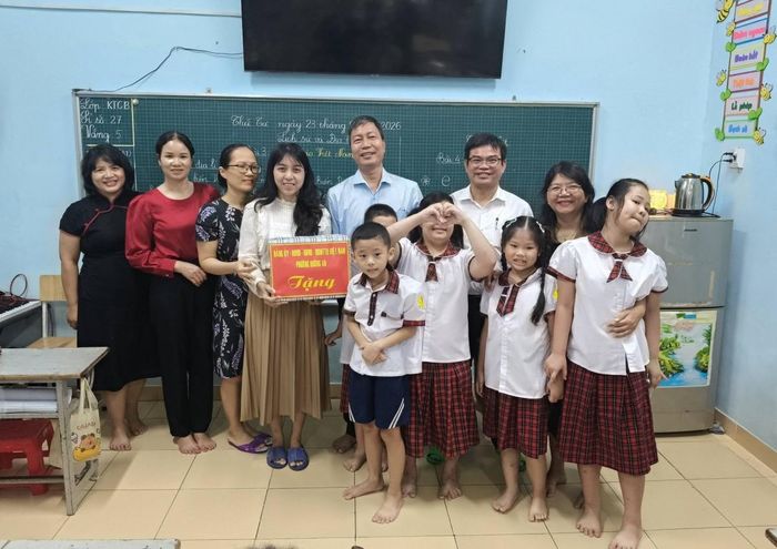 Tại Trường Tiểu học Hương An, đoàn đã thăm hỏi, động viên và trao quà Trung thu cho các em học sinh khuyết tật đang học hòa nhập tại trường.