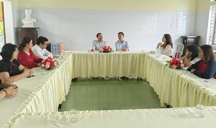 thăm hỏi điều kiện sinh hoạt, chăm sóc và chia sẻ với những khó khăn, vất vả của đội ngũ cán bộ, nhân viên