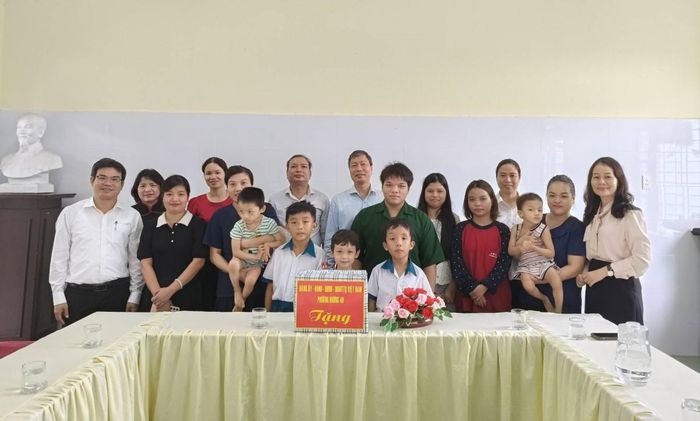 ...thăm hỏi, động viên và trao quà Trung thu cho các em...