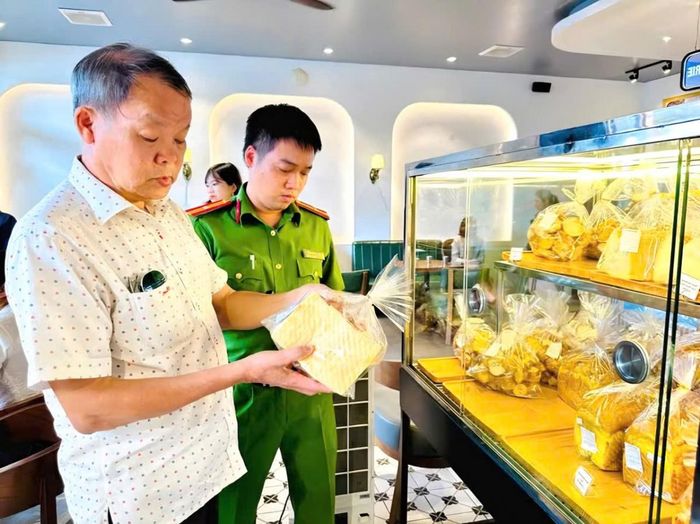 Kiểm tra an toàn thực phẩm tại Mesa Bakery.