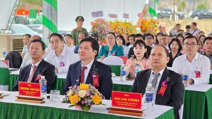 Các đại biểu tham dự lễ khởi công.