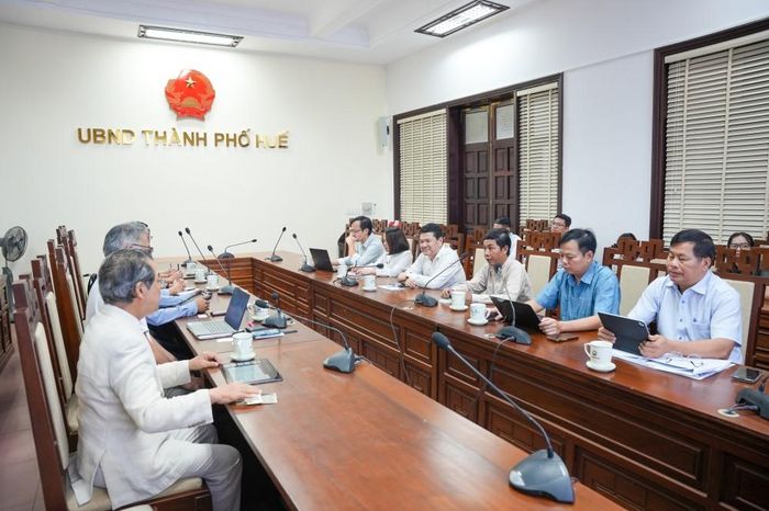 Quang cảnh buổi làm việc