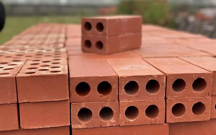 Gạch lỗ có trọng lượng nhẹ, cách nhiệt tốt. (Ảnh: Hố Ga Thông Minh)