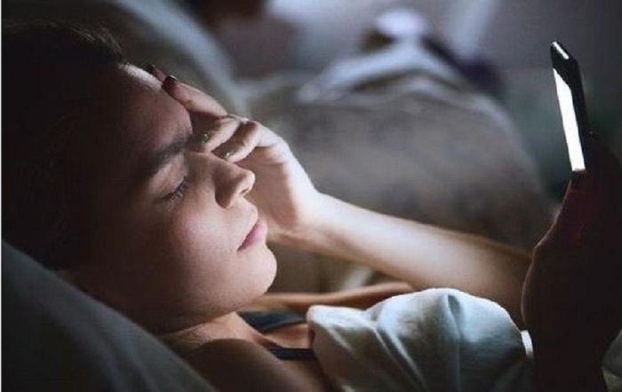 Xem điện thoại trong bóng tối khiến mắt và cơ thể mệt mỏi.