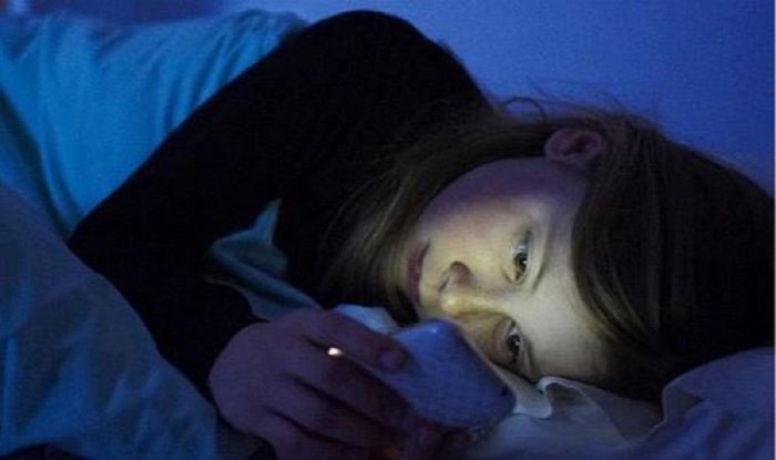 Nằm nghiêng xem điện thoại lâu dần gây ra hiện tượng lệch thị lực giữa hai mắt hoặc mù tạm thời một bên.