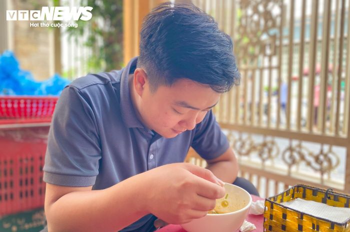 Trương Hồng Quân (sinh viên Đại học Huế) đang thưởng thức tô bánh canh cua giá 15.000 đồng ở chợ An Cựu.