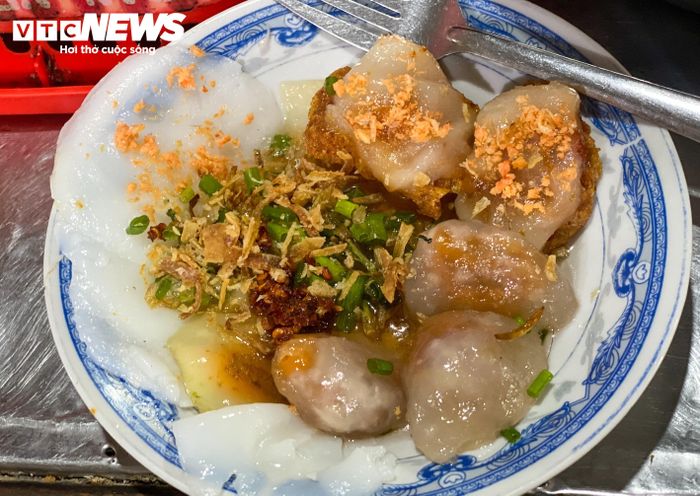 Một đĩa ngũ vị với đầy đủ các loại bánh đặc sản của Huế như bèo, nậm, lọc, ram ít mà bà Hồ Thị Diệu Huyền (tiểu thương chợ Bến Ngự, TP Huế) chỉ bán từ 10.000 - 20.000 đồng.