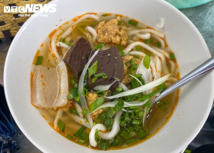 Một tô bánh canh riêu như thế này chị Lê Thị Mỹ chỉ bán với giá 10.000 đồng nhưng có đầy đủ “topping” từ chả cua, huyết và da heo... đủ làm ấm bụng đến trưa.