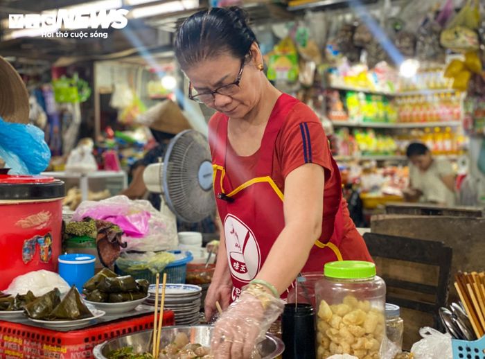 Dù bán đồ ăn với giá rẻ nhưng bà Hồ Thị Diệu Huyền luôn chọn nguyên liệu kỹ càng để món ăn vừa đảm bảo chất lượng, vừa có giá thành hợp lý.