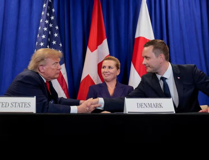 Tổng thống Mỹ Donald Trump bắt tay với Thủ hiến Greenland Jens-Frederik Nielsen dưới sự chứng kiến của Thủ tướng Đan Mạch Mette Frederiksen. (Ảnh: Reuters)