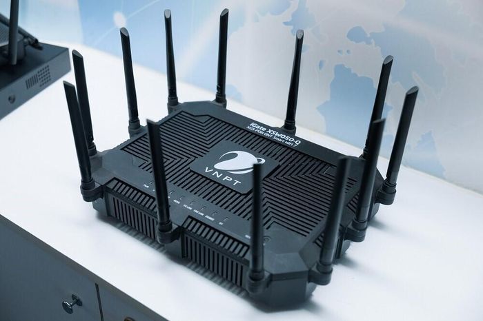 Bộ phát Mesh WiFi 7 (iGate EW364S) thế hệ mới được sản xuất trên dây chuyền công nghệ mới, tích hợp AI tại nhà máy của VNPT Technology. (Ảnh: Đỗ Huệ)