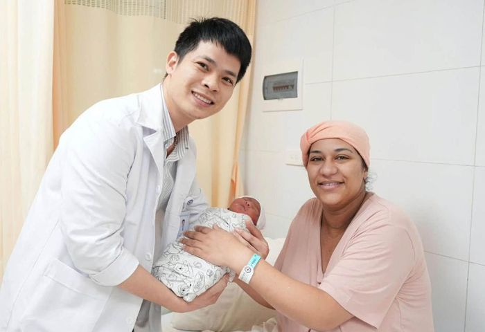 Sau cuộc phẫu thuật, sức khỏe của mẹ và em bé ổn định.