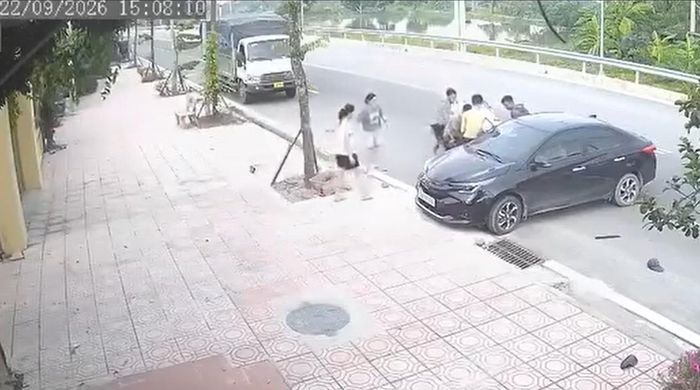 Ngay sau hơn 1 phút xảy ra vụ tai nạn, nhiều người dân gần hiện trường chạy đến ứng cứu nạn nhân, tài xế xe ô tô vẫn không mở cửa xuống hỗ trợ ứng cứu nạn nhân.