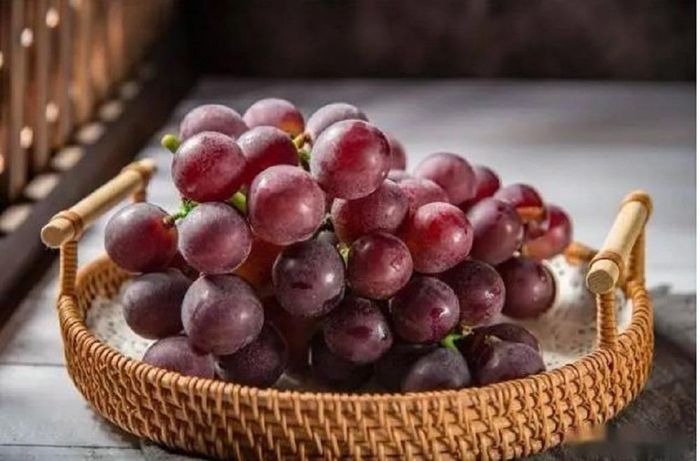 Những quả nho nhỏ xinh quây quần, bám chặt lấy nhau trên cùng một cuống liên tưởng mạnh mẽ đến sự gắn kết khăng khít giữa các thành viên trong gia tộc.
