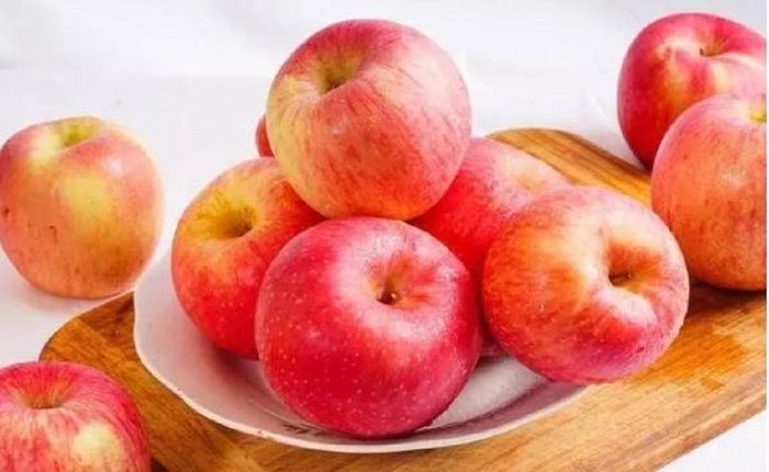 Quả táo chín căng mọng biểu thị cho sự thu hoạch trọn vẹn, báo hiệu một giai đoạn mới no đủ và không phải lo lắng về của cải.