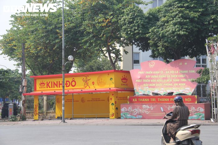 Một quầy hàng tại trung tâm xã Thanh Trì được dựng lên nhưng không mở bán. (Ảnh chụp sáng 22/9).
