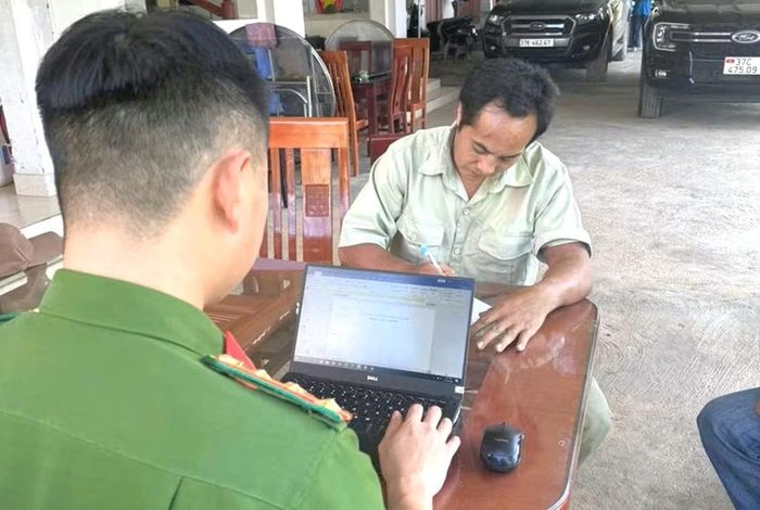Công an lấy lời khai nghi phạm Vừ Bá Lỉa. (Ảnh: P.T)