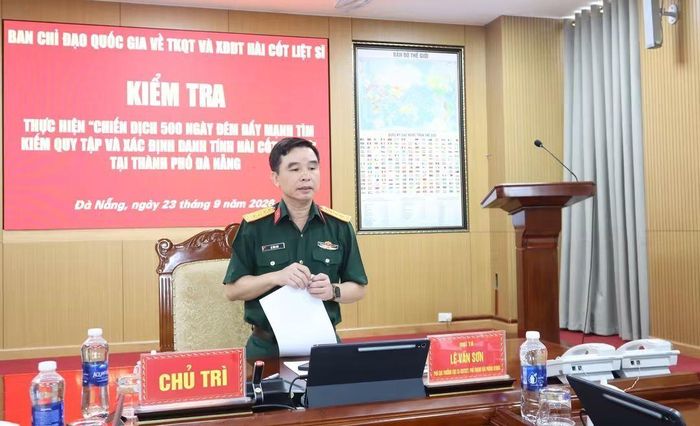 Đại tá Lê Văn Sơn phát biểu.