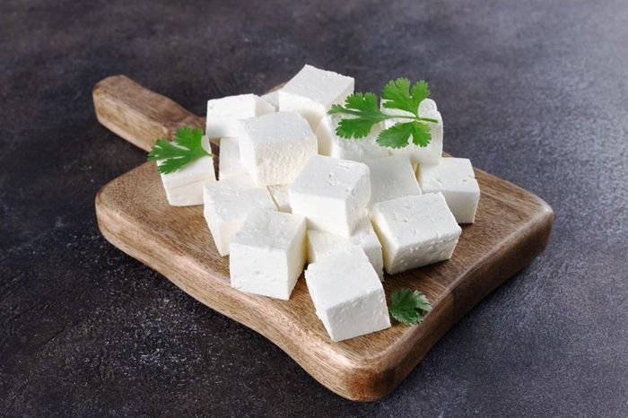 Phô mai Paneer làm từ sữa trâu có độ đậm đặc hơn hẳn sữa bò. (Ảnh: iStock)