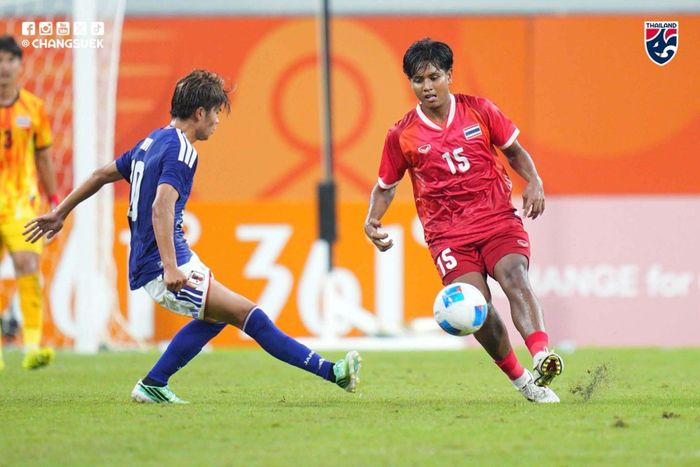U23 Thái Lan (áo đỏ) thua đậm U23 Nhật Bản. (Ảnh: FAT)