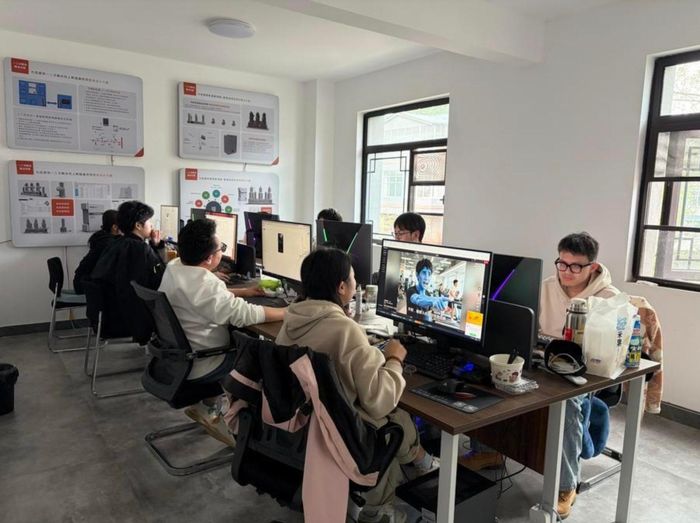 Nhân viên trong một cơ sở làm phim ngắn.