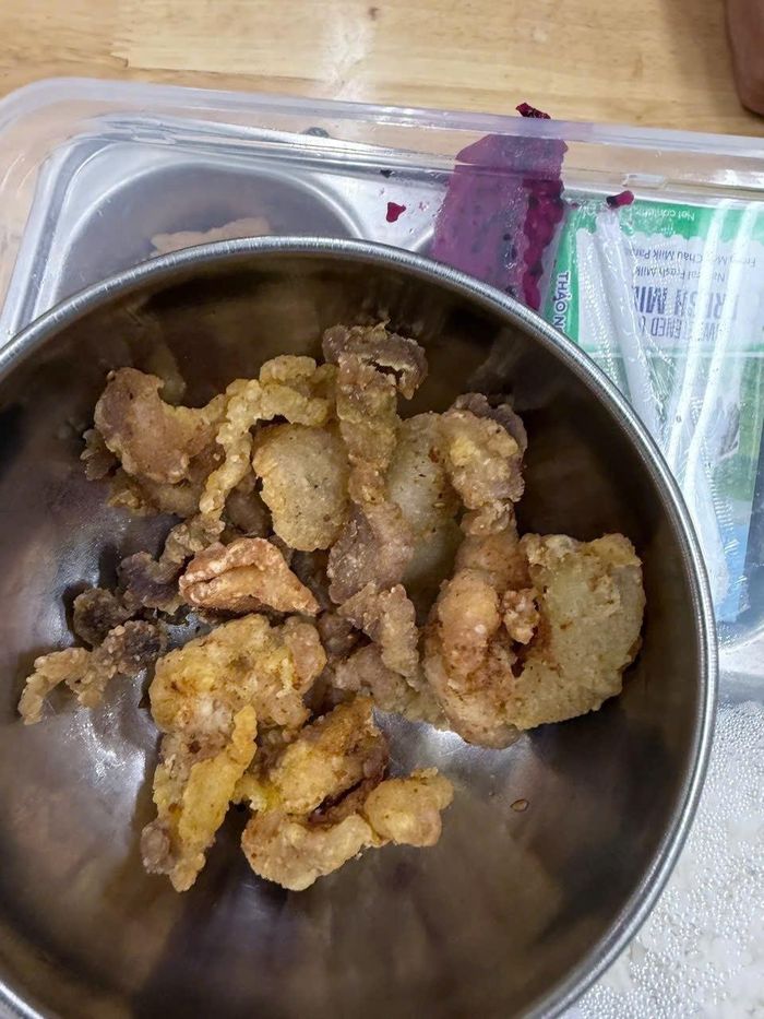 Khay thực phẩm được lan truyền trên mạng mà phụ huynh cho là “toàn tóp mỡ” tại bếp ăn bếp trú Trường Tiểu học Quảng 1, Hà Nội.
