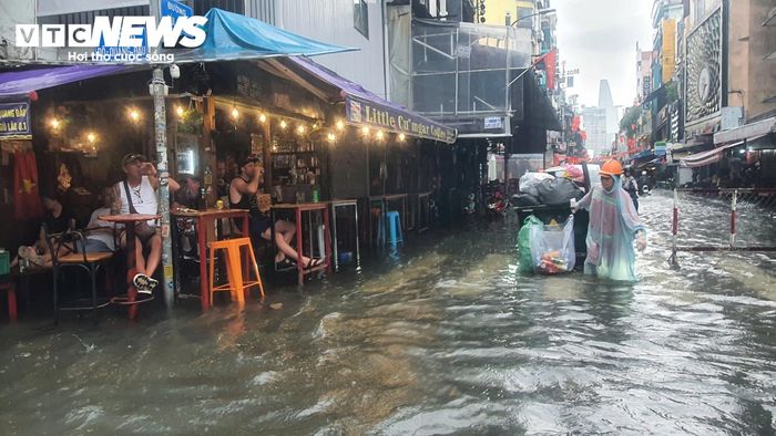 Bà Kim Thảo (kinh doanh trên đường Bùi Viện) cho biết: “Mưa lớn kéo dài khiến nước dâng nhanh, việc đi lại của người dân và du khách gặp nhiều khó khăn”.