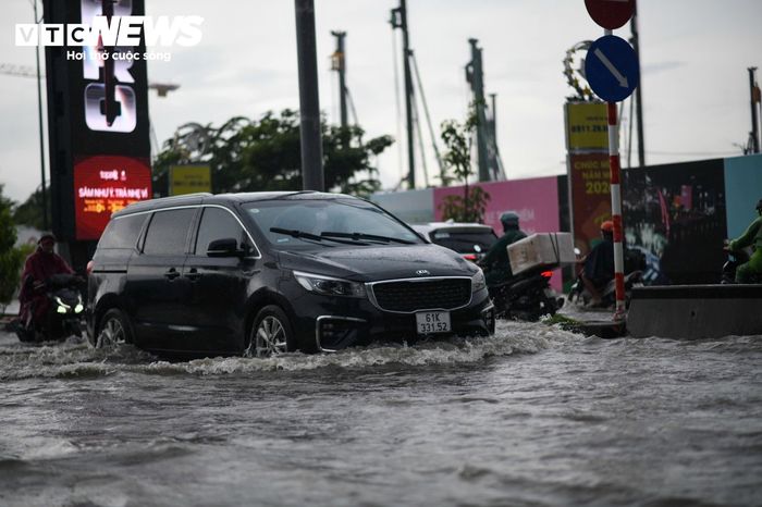 Theo người dân, mưa lớn với cường độ cao trong thời gian ngắn khiến nước không kịp thoát, nhiều tuyến đường nhanh chóng ngập cục bộ. Một số phương tiện lưu thông qua khu vực bị chết máy.