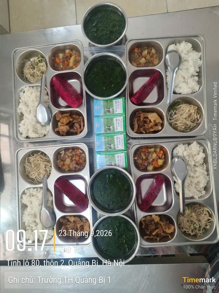 Suất ăn trưa ngày 23/9 tại Trường Tiểu học Quảng Bị 1. (Ảnh: UBND xã Quảng Bị)