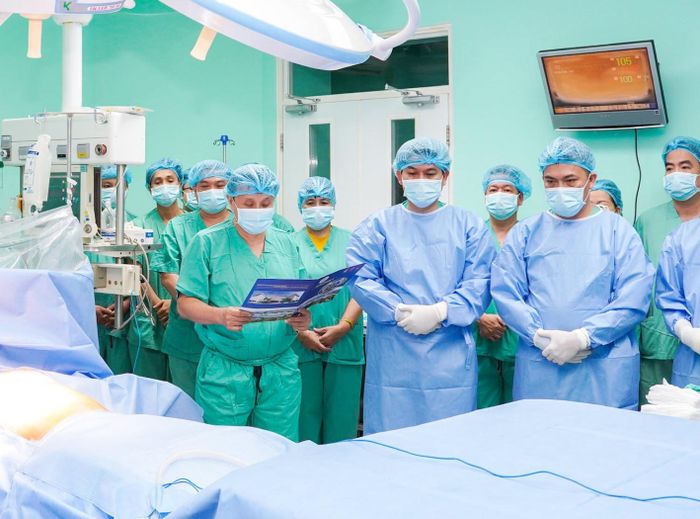 GS.TS Phạm Như Hiệp - Giám đốc Bệnh viện Trung ương Huế cùng ekip thực hiện phút mặc niệm để tri ân người hiến tạng. (Ảnh: BVCC)