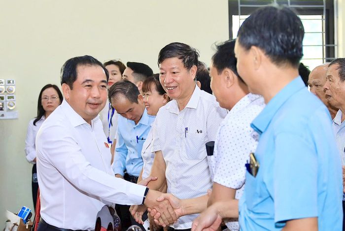 Bí thư Thành ủy, Trưởng đoàn đại biểu Quốc hội thành phố Hà Nội Trần Đức Thắng với các cử tri Đơn vị bầu cử số 10. Ảnh: QUANG THÁI