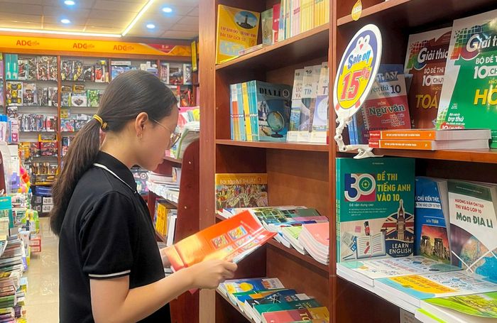 Học sinh lựa chọn sách giáo khoa tại Trung tâm Sách và Thiết bị giáo dục. Ảnh: NAM DU