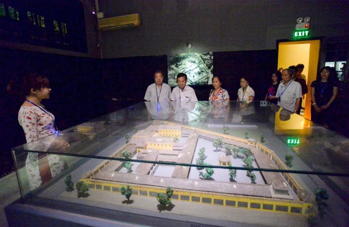 Hướng dẫn du khách trải nghiệm tour đêm tại Di tích Nhà tù Hỏa Lò. Ảnh: KHÁNH HUY