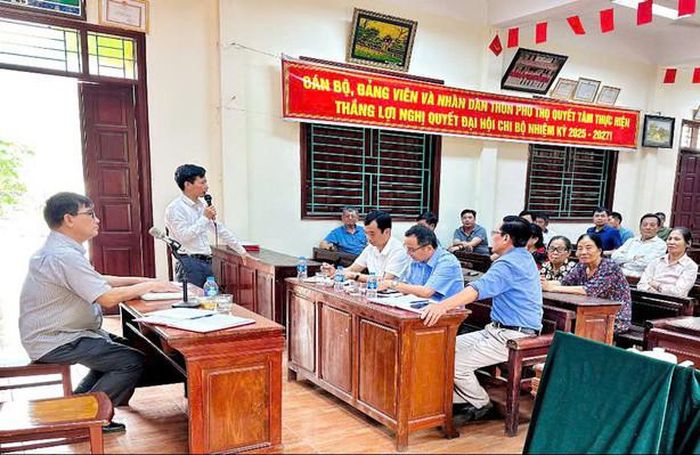 Quang cảnh buổi sinh hoạt thường kỳ tại Chi bộ thôn Phú Thọ (xã Dân Hòa). Ảnh: TRẦN NAM