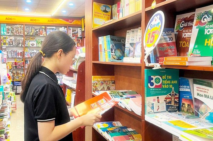 Học sinh lựa chọn sách giáo khoa tại Trung tâm Sách và Thiết bị giáo dục. Ảnh: Nam Du