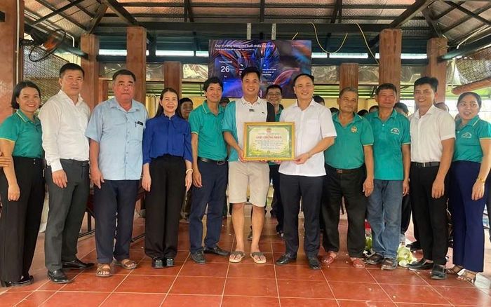 Anh Phan Đức Chính được lãnh đạo xã Phú Xuyên và đoàn công tác trao tặng giấy chứng nhận "Hộ hội viên nông dân có mô hình sản xuất tiêu biểu, hiệu quả phù hợp nhân rộng trên địa bàn xã Phú Xuyên". Đây là niềm vui, tiếp thêm động lực để anh Chính tiếp tục đầu tư chăn nuôi hiệu quả, góp phần thúc đẩy phát triển kinh tế ở địa phương. Ảnh: PV
