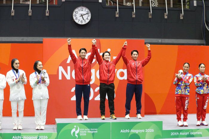 Các VĐV đội kata (karate) trên bục nhận HCV tại ASIAD 20. Ảnh: Bùi Lượng