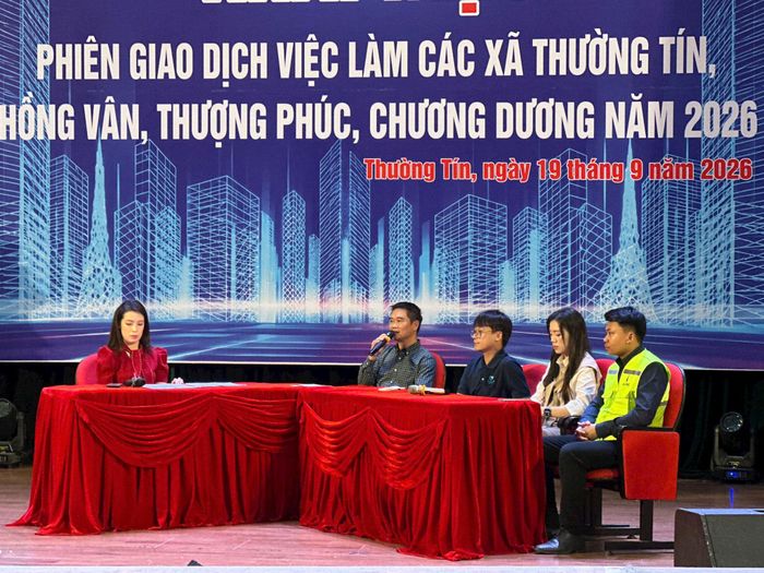 Phiên giao dịch việc làm ngày 19-9 tại xã Thường Tín đã giúp cho hơn 200 lao động trên địa bàn có việc làm mới. Ảnh: PV