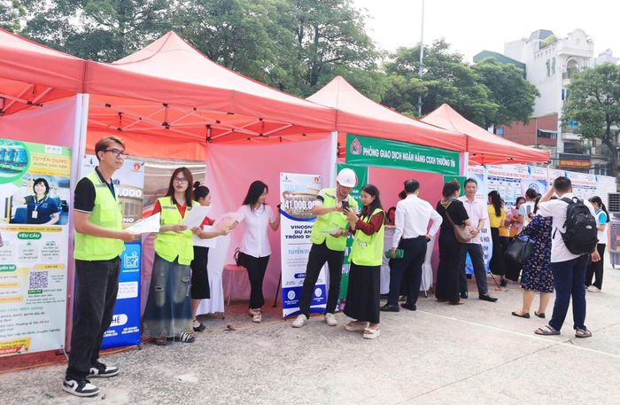 Đông đảo người lao động trên địa bàn xã Thường Tín đã tham gia buổi tuyển dụng việc làm tổ chức ngày 19-9. Ảnh:PV