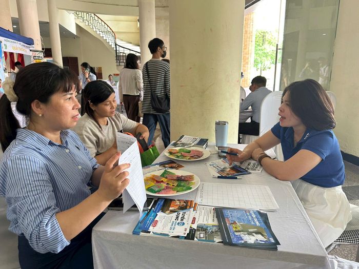 Người lao động trên địa bàn xã Thường Tín được nhà tuyển dụng lao động tư vấn công việc chuyên môn. Ảnh: PV