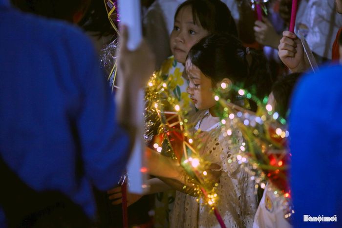 Bên cạnh đèn ông sao quen thuộc, các em nhỏ tự hào xách trên tay những chiếc đèn cá chép, đèn kéo quân, đèn con thỏ do chính tay mình và gia đình chuẩn bị, thắp sáng nét đẹp của đồ chơi trung thu thủ công truyền thống.