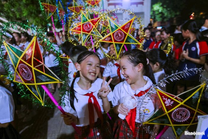 Tiếng ca “Rước đèn tháng Tám” hòa cùng nụ cười trong trẻo của thiếu nhi ngân vang, gieo vào lòng trẻ thơ những ký ức tuổi thơ tươi đẹp và đong đầy tình yêu thương.