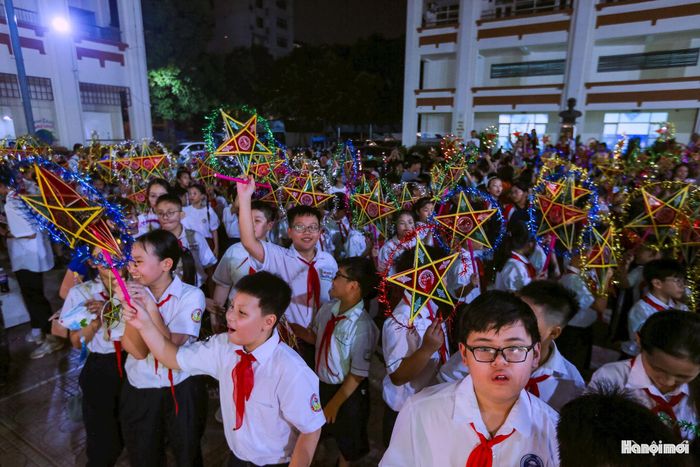 Qua không gian “Đêm hội Trăng rằm”, phường Ba Đình gửi gắm thông điệp xây dựng môi trường văn hóa lành mạnh, an toàn ngay từ cơ sở, nâng cao khả năng thụ hưởng văn hóa của nhân dân nói chung và trẻ em nói riêng. Bên cạnh đó là bồi đắp bản lĩnh, tâm hồn Việt cho thế hệ trẻ từ những hoạt động truyền thống thiết thực. Đây cũng là một trong những nội dung xuyên suốt và chủ đạo, cụ thể hóa tinh thần Nghị quyết số 80-NQ/TW của Bộ Chính trị về phát triển văn hóa.
