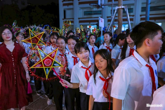 Đoàn rước của hơn 400 em nhỏ rước đèn Trung thu vòng quanh không gian sân trường.