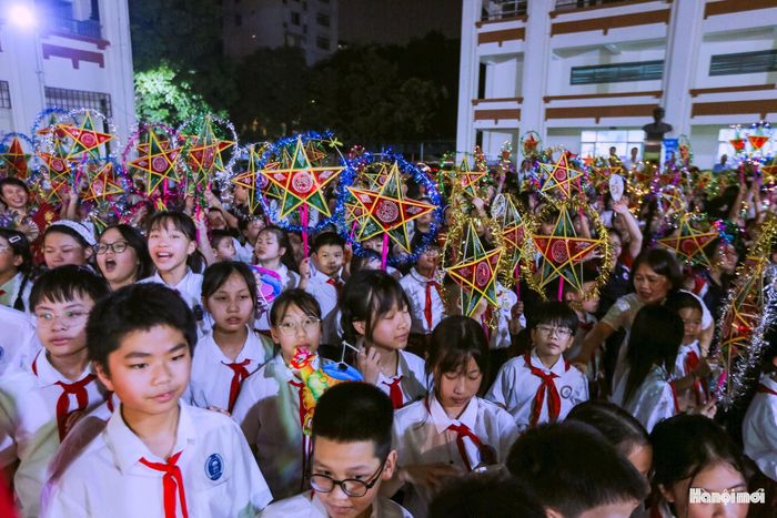 Rước đèn Trung thu là một hoạt động quen thuộc đối với trẻ em mỗi mùa trăng về.