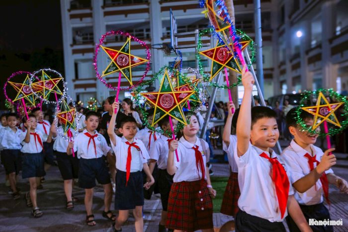 Nhằm bảo đảm mọi trẻ em đều được đón Tết Trung thu ấm áp, UBND phường đã phối hợp với Ủy ban MTTQ, Hội Phụ nữ và Hội Chữ thập đỏ huy động nguồn lực trao 114 phần quà (trị giá 57 triệu đồng), đỡ đầu 8 em khó khăn (500.000 đồng/em/tháng), cùng 3 máy tính bảng, 7 học bổng và các lớp học bơi, tiếng Anh miễn phí.