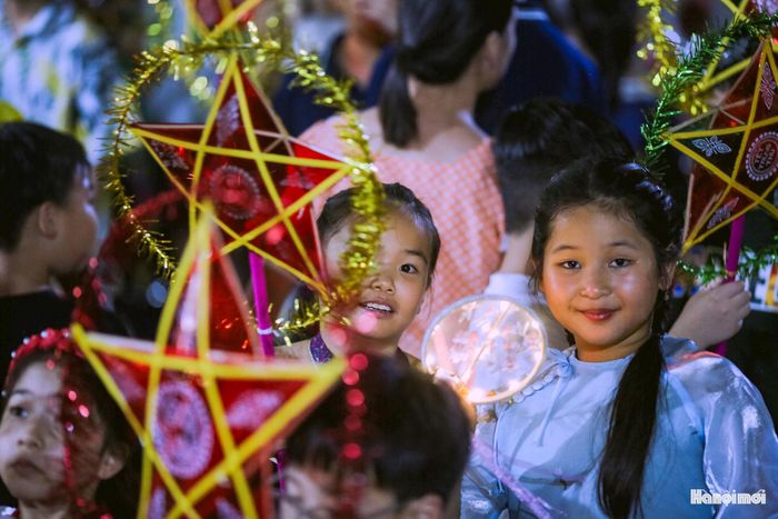 Ánh mắt rạng ngời của thiếu nhi trong đêm rằm khép lại một chương trình ý nghĩa, lan tỏa niềm tin vào thế hệ tương lai, những mầm non sẽ tiếp tục hiếu học, chăm ngoan, dựng xây quê hương ngày càng giàu đẹp, văn minh.