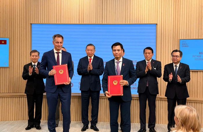 Thứ trưởng Bộ Ngoại giao Đặng Hoàng Giang trao Thỏa thuận sửa đổi Biên bản Thỏa thuận năm 2012 về Ngôi nhà Xanh Một Liên Hợp Quốc tại Hà Nội cho Tổng Giám đốc UNDP Alexander De Croo. Ảnh: UNDP