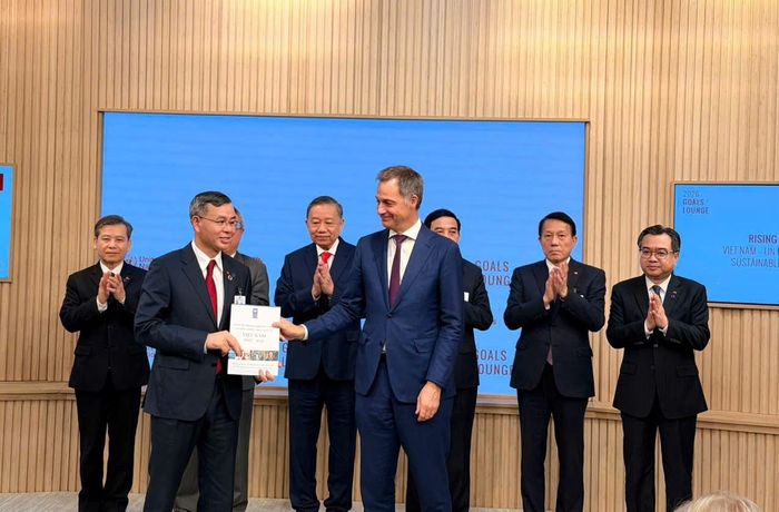 Bộ trưởng Bộ Tài chính Ngô Văn Tuấn bàn giao Văn kiện Chương trình Quốc gia mới cho Tổng Giám đốc UNDP Alexander De Croo. Ảnh: UNDP